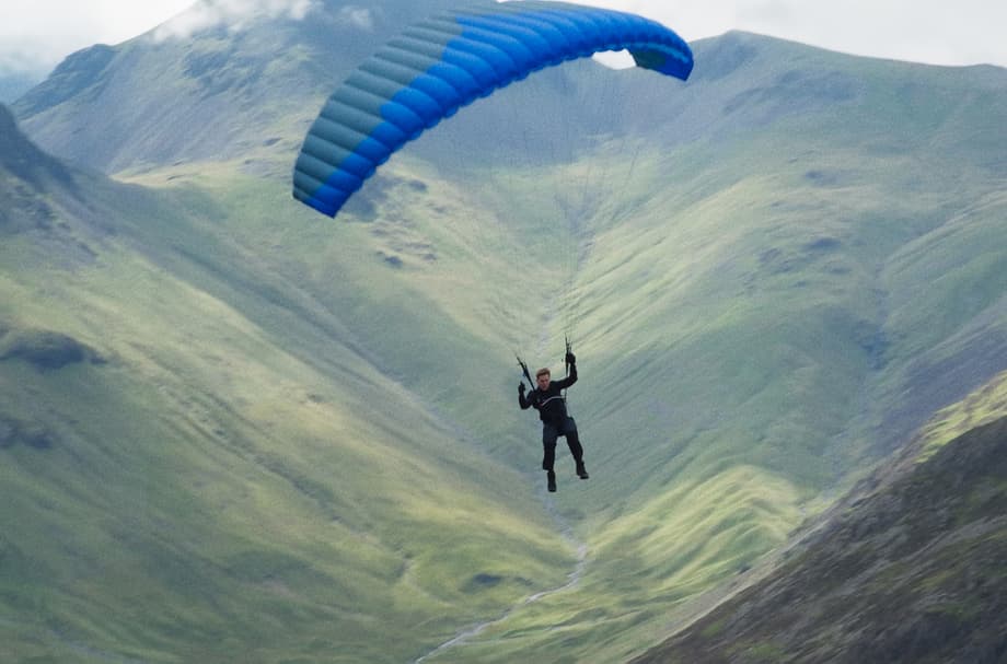 Tom Cruise Defys Death In New MISSION: IMPOSSIBLE - DEAD RECKONING PART ONE &quot;Speedflying&quot; Featurette